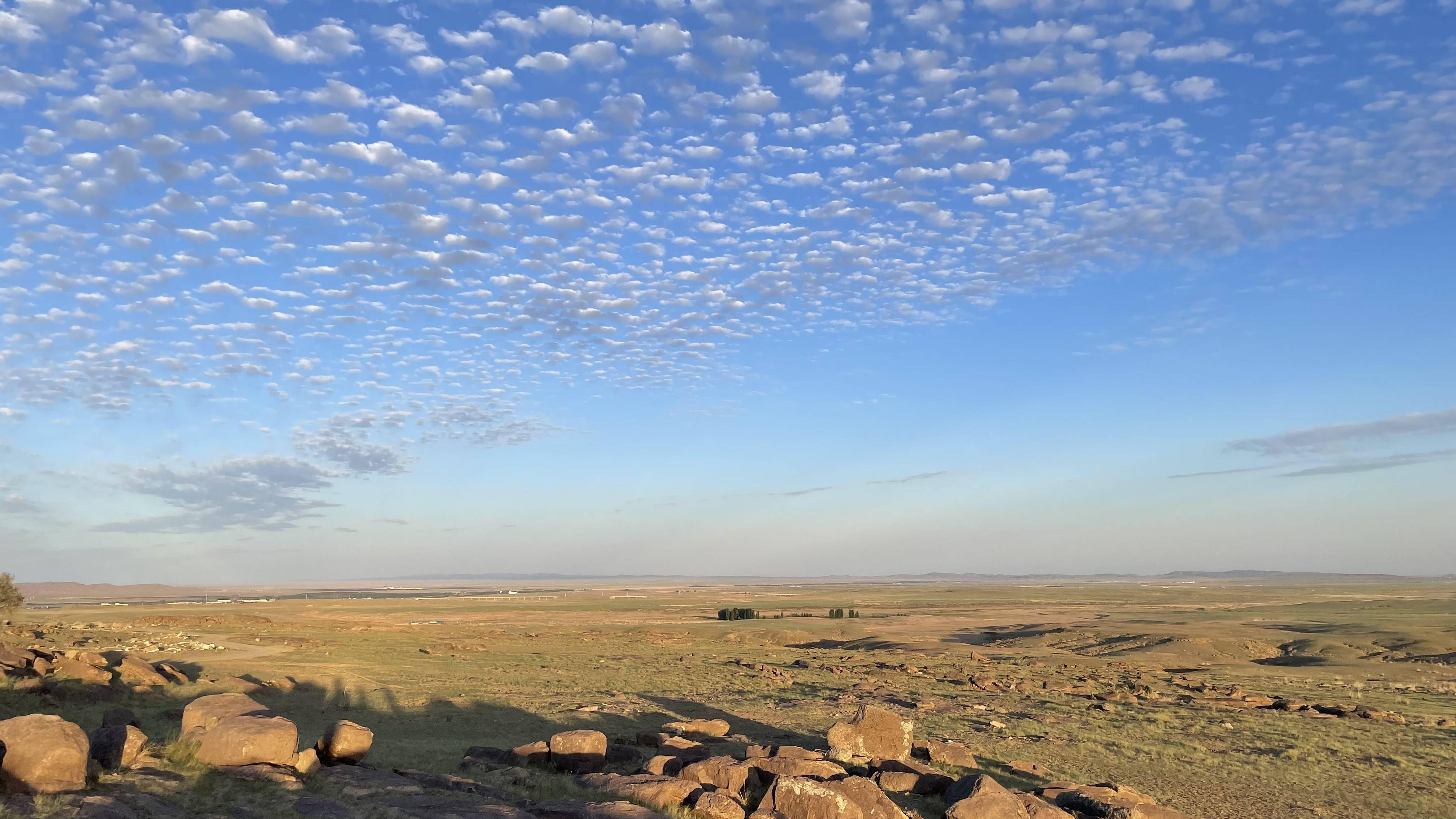 壮观内蒙古乌拉特中旗出现透光高积云