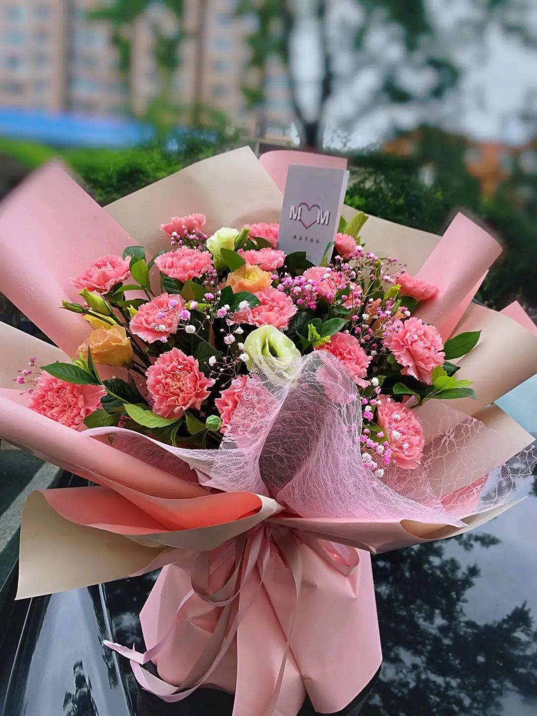 一个孩子在临终前 去花店为妈妈的生日预定了60年的鲜花 卢比 小男孩 阿姨