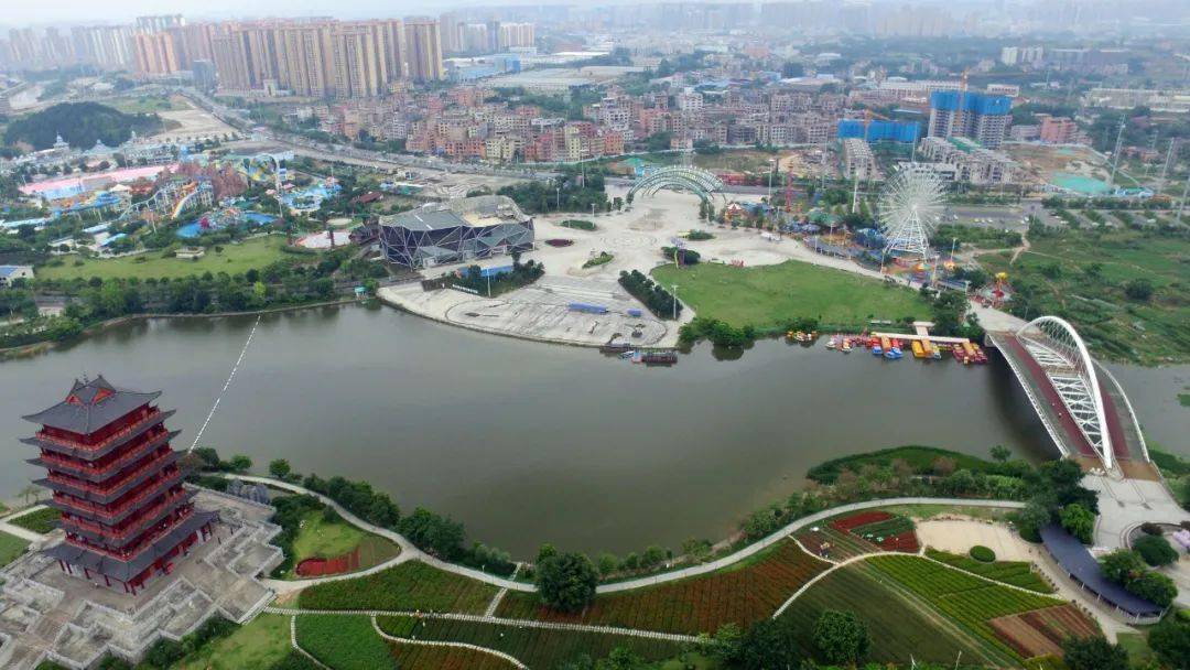 高楼林立的玉东新区,市体育中心,园博园,江南绿轴公园,升级改造后的