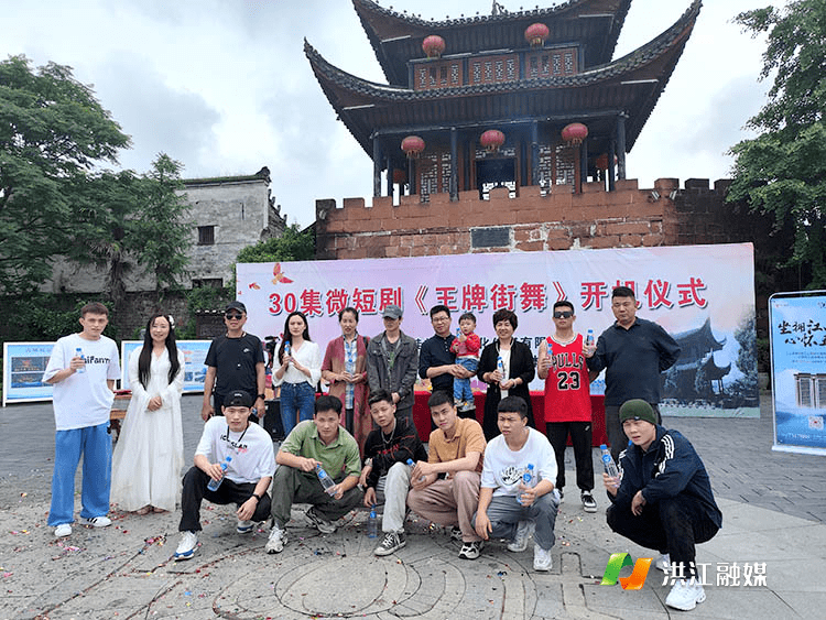 记者在开机仪式现场看到,微短剧《王牌街舞》剧组的年轻人正在展示