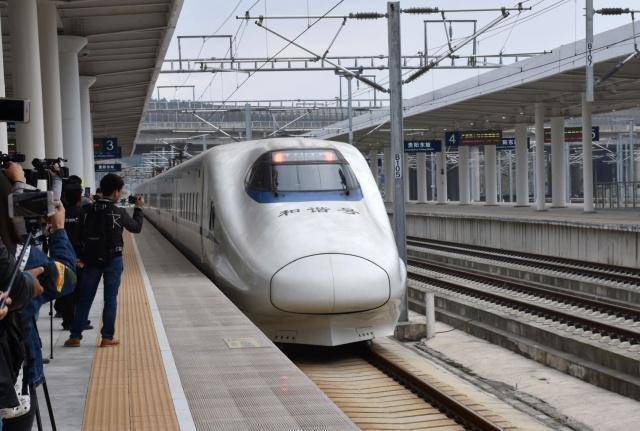 铁路用实际行动致敬抗疫英雄