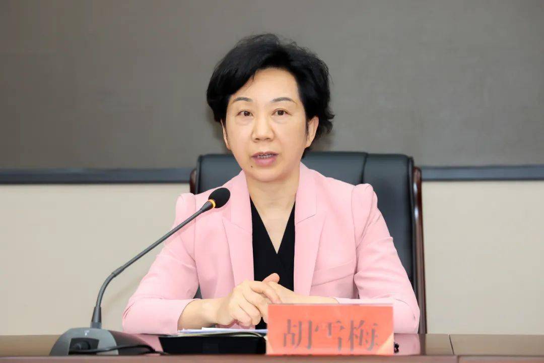 胡雪梅:"三驾马车"齐发力 "三大产业"共推进 坚定不移加快推动景德镇