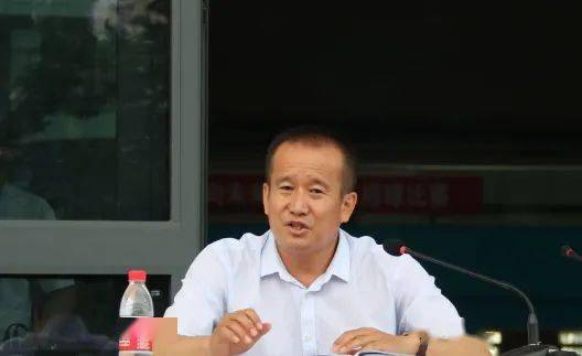 沙湾一中党委书记任黎星用贴切详实的案例和风趣幽默的语言和全体同学