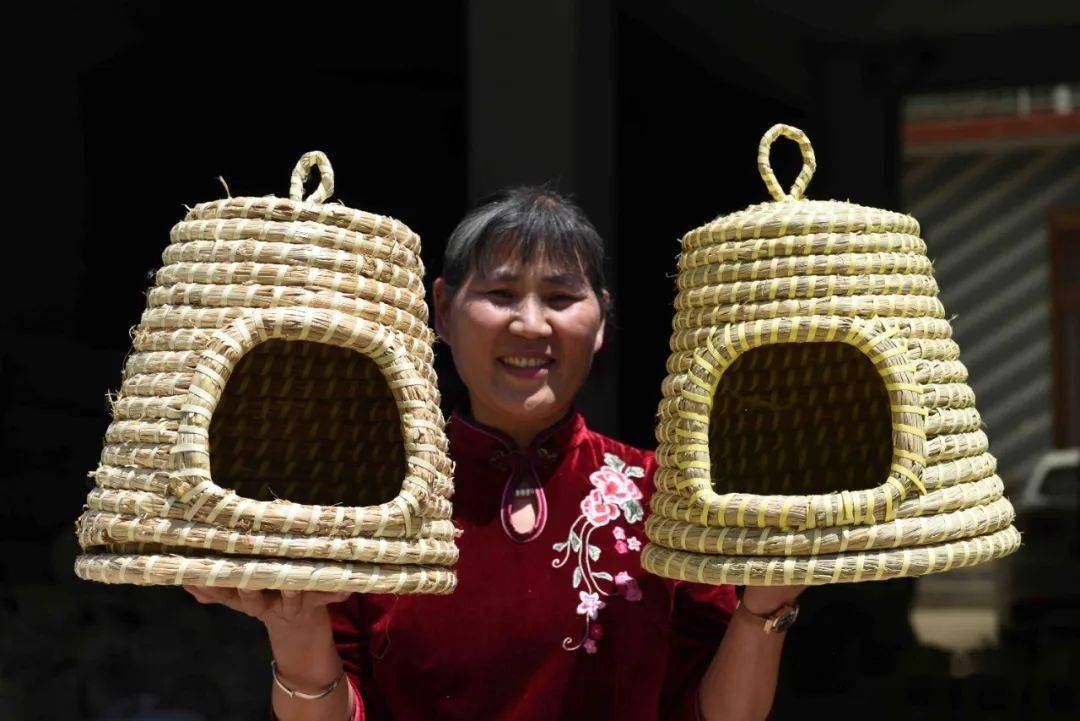 马头镇草编合作社社员在用小麦秸秆编织鸟巢.