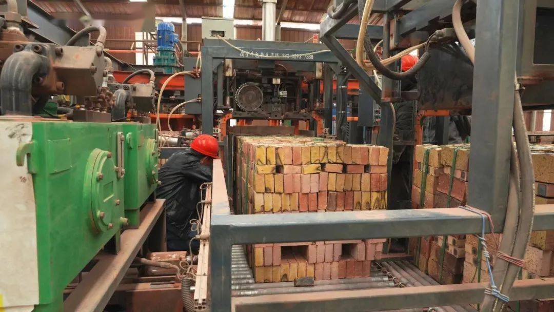 据了解,昂素镇玛拉迪嘉禾天华环保制砖厂是毛盖图嘎查包联部门