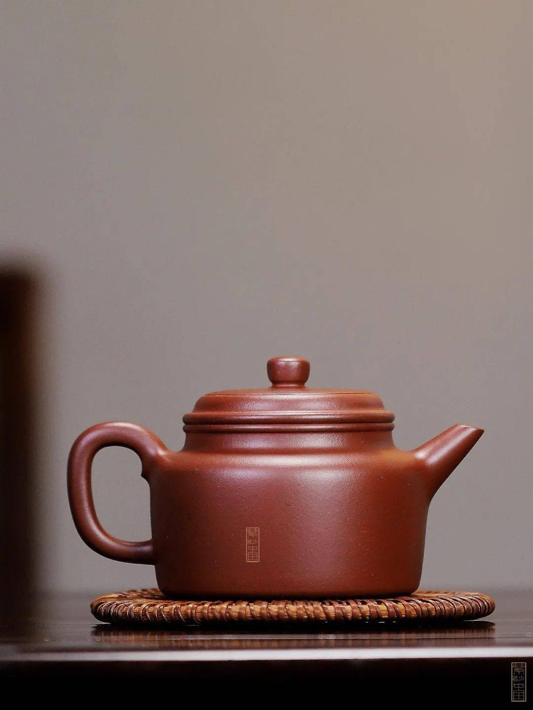 德钟壶占有重要一席,在紫砂传统经典壶型中,蔡应军 制德之所钟,在于一