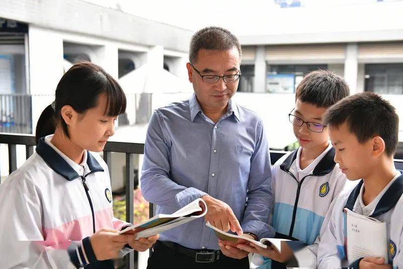 在"掌舵"顺峰中学之后,也带来了一些先进学校教育教学管理经验