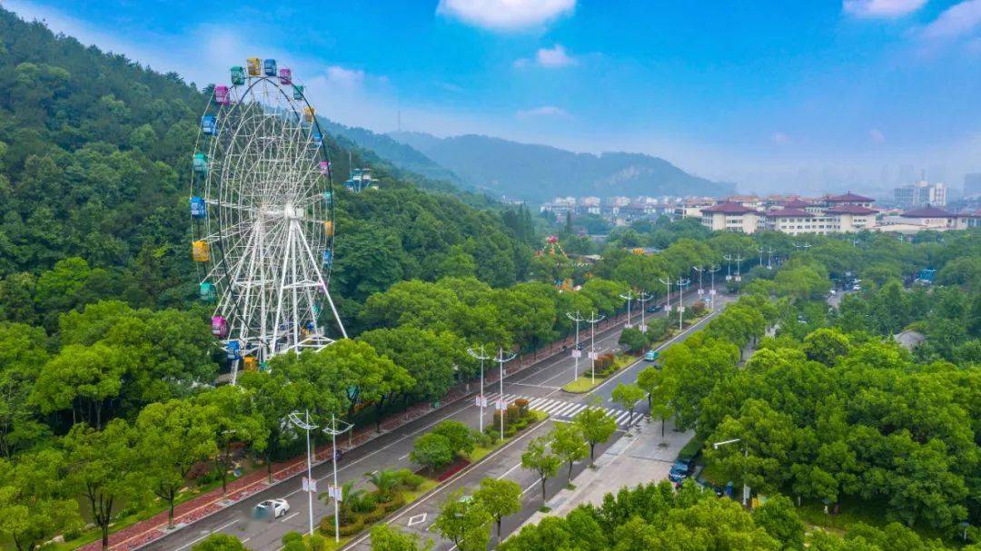 门口的摩天轮,山丘聚场可以打发周末慵懒时光*效果图这里距离峙山公园