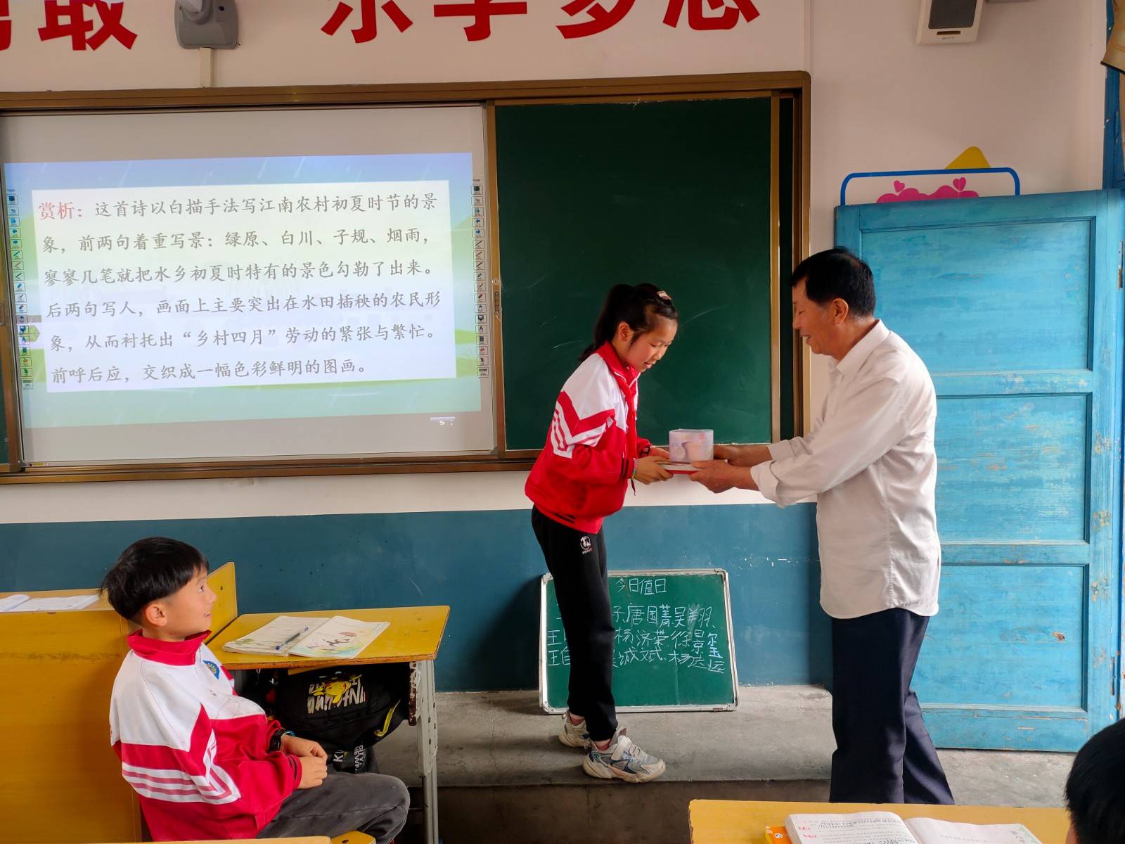 丹寨县关工委五老走访慰问品学兼优学生