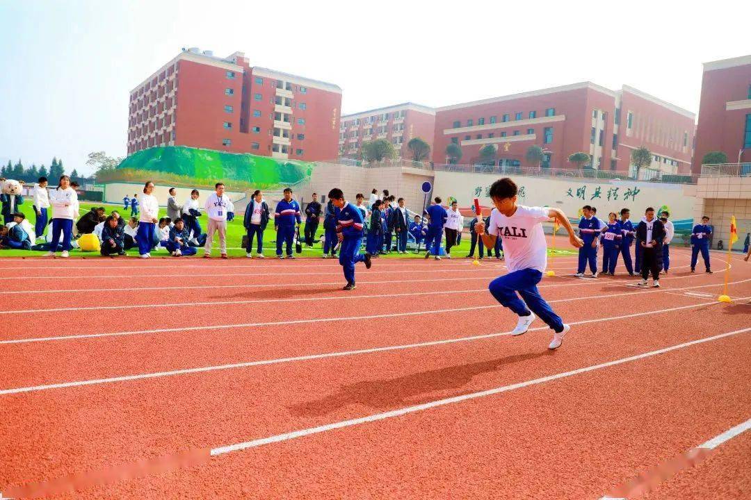 ▼全体师生共同观看雅礼中学115周年庆典直播"诗香雅韵 传承经典"第