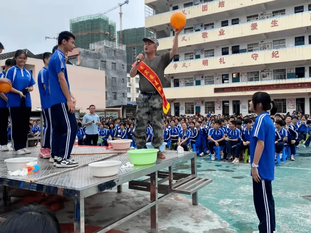 李贵双在象州县初级中学授课.