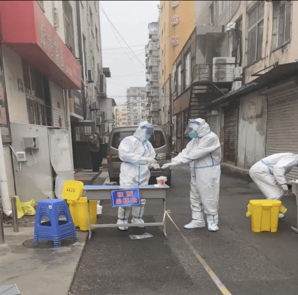 怀人间大爱,展抗"疫"风采——记丹东市第十四中学志愿者于妮妮先进