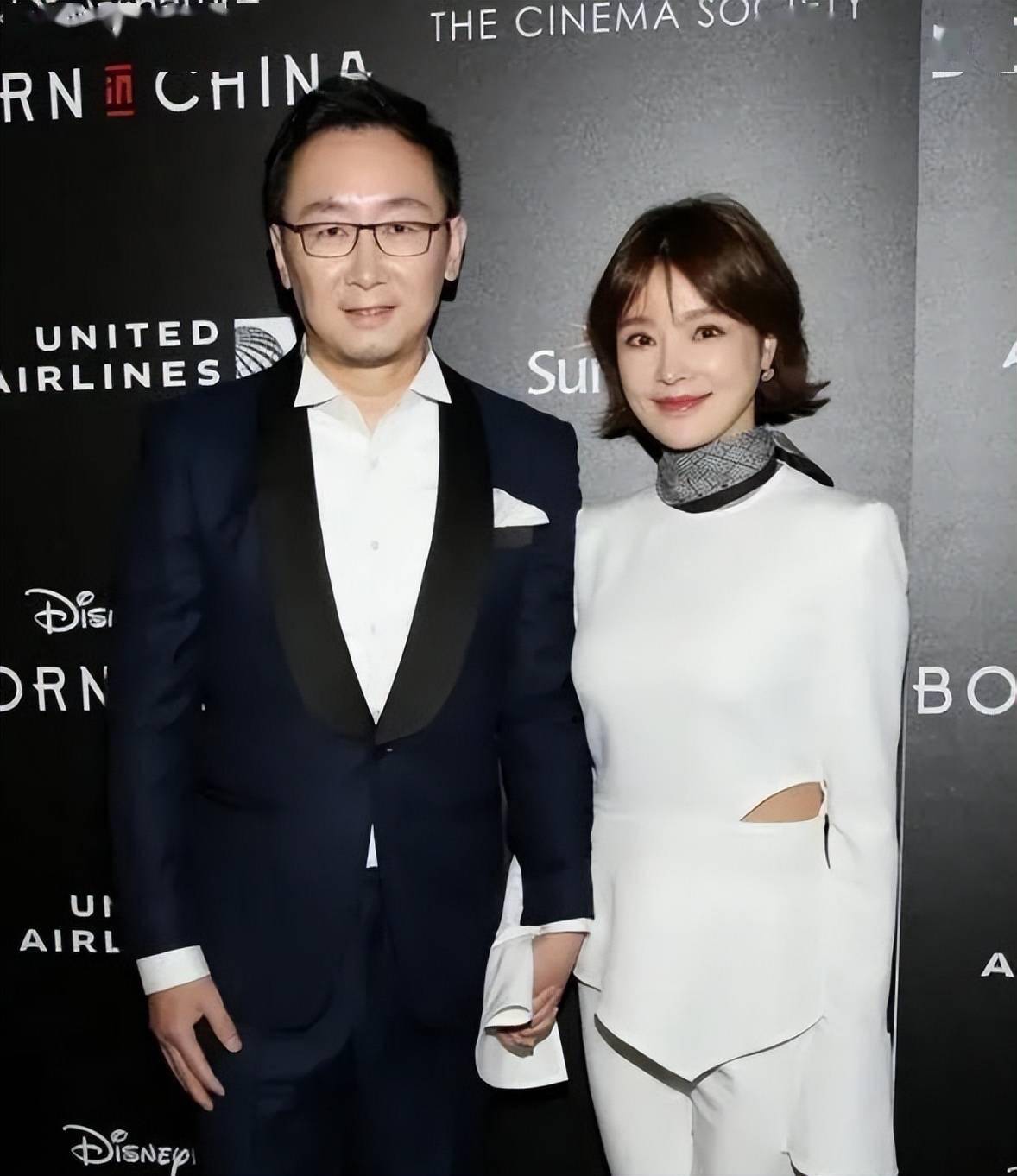 陆川妻子也太美了穿白色镂空套装知性大方看得出身材挺纤细