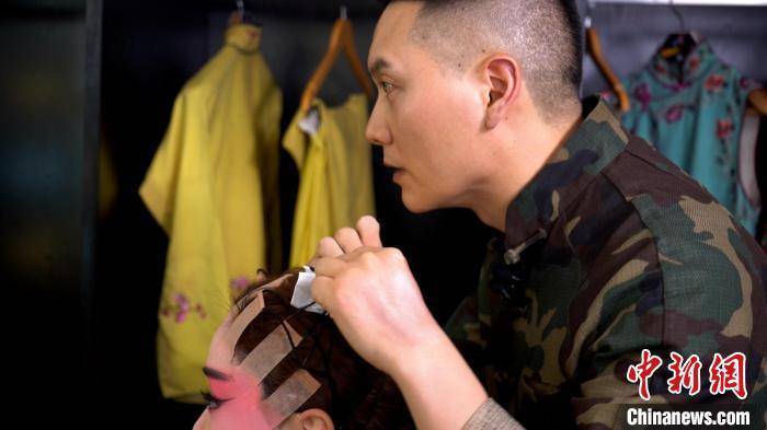 京剧化妆师罗映看见舞台背后的力量