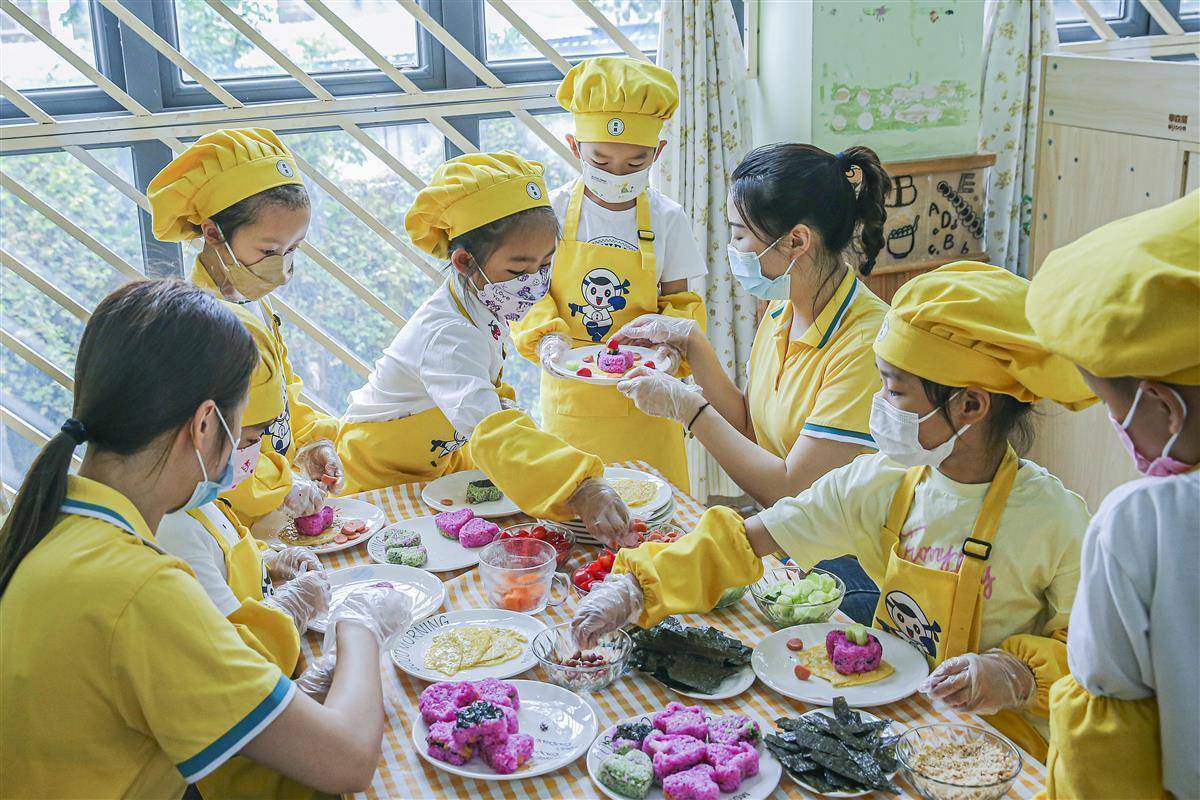 幼儿园里学做饭