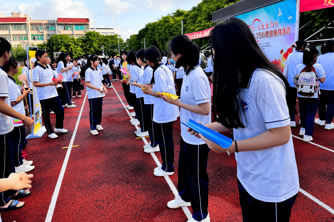 【基层动态】与心灵相约 与健康同行——两英中学举办心理健康月游园