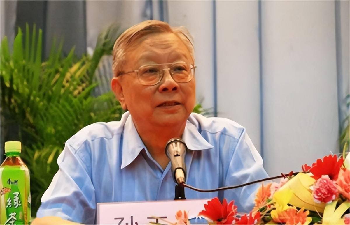 孙殿英当土匪挖清陵让人没想到他儿子却是个万人敬仰的大人物