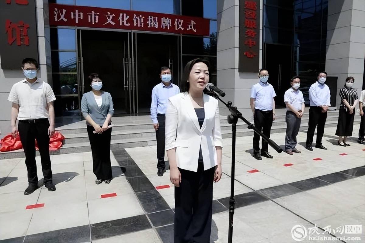 汉中市委常委,宣传部部长屈占权,副市长王红艳出席并为文化馆揭牌.