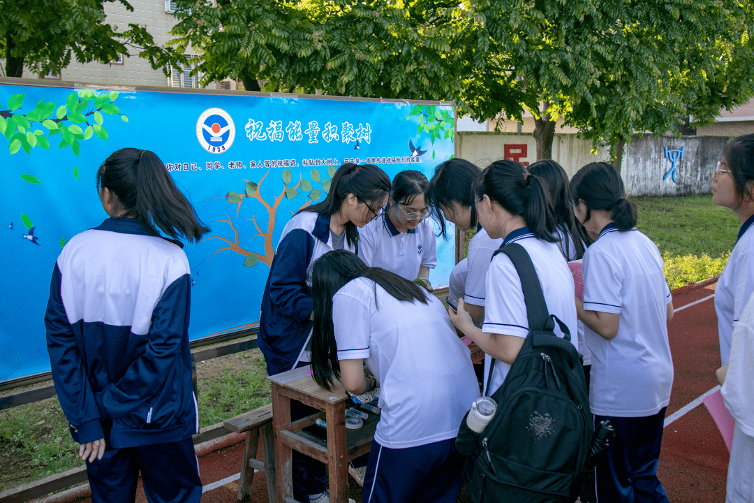 【基层动态】与心灵相约 与健康同行——两英中学举办心理健康月游园