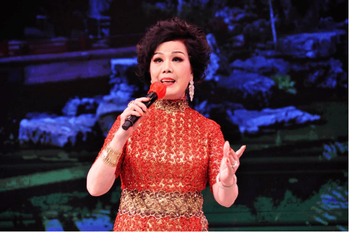 表演者:国家一级演员,首届中国戏曲牡丹奖得主,著名粤曲星腔演唱艺术