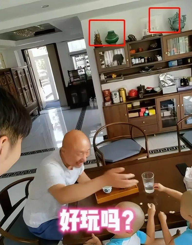 68岁陈佩斯罕晒双胞胎孙子爷孙玩耍三光头抢镜豪宅高级古董多
