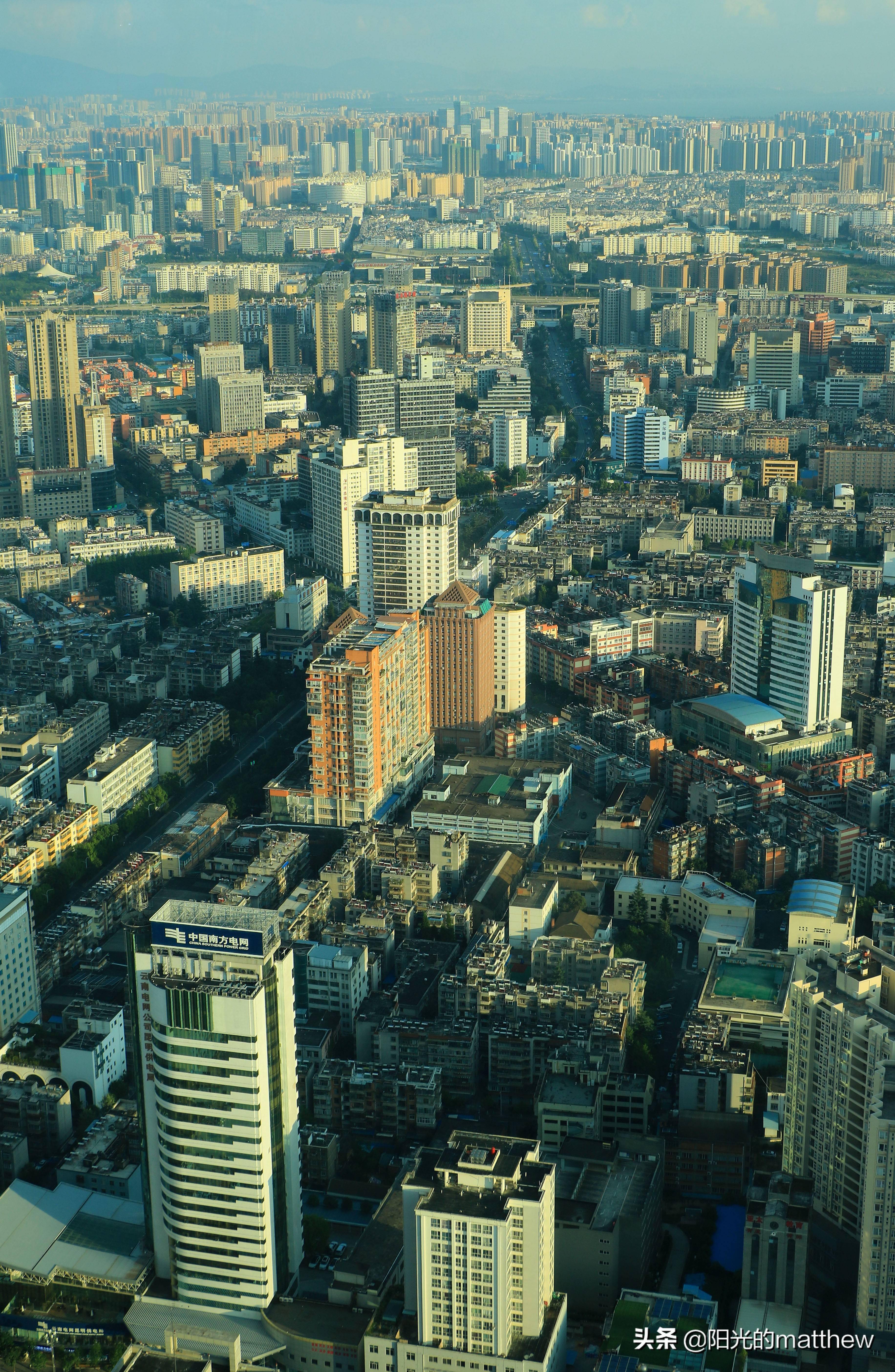 在昆明最高地标俯瞰城市风景,举目远眺城市风景美