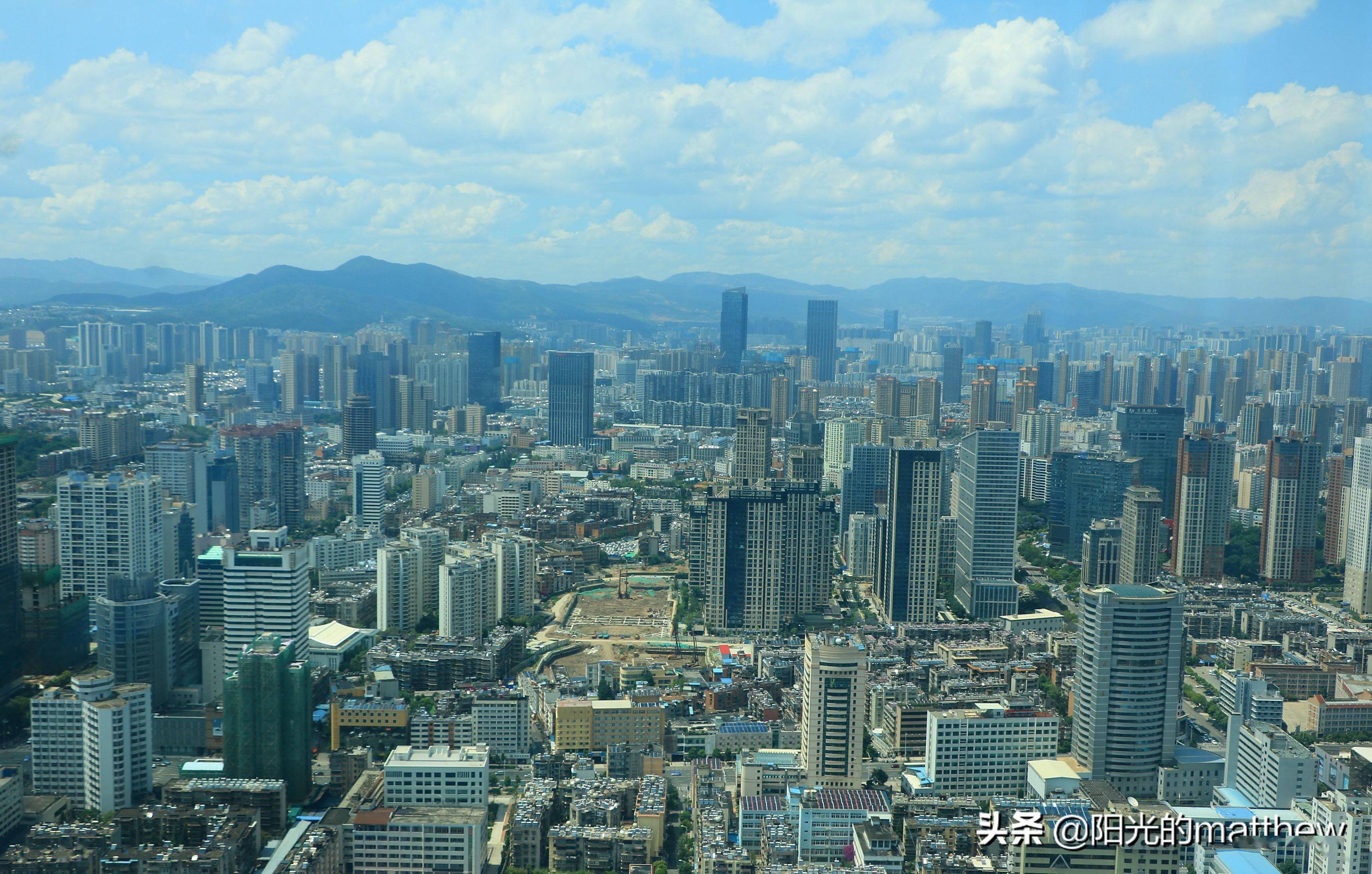 在昆明最高地标俯瞰城市风景,举目远眺城市风景美