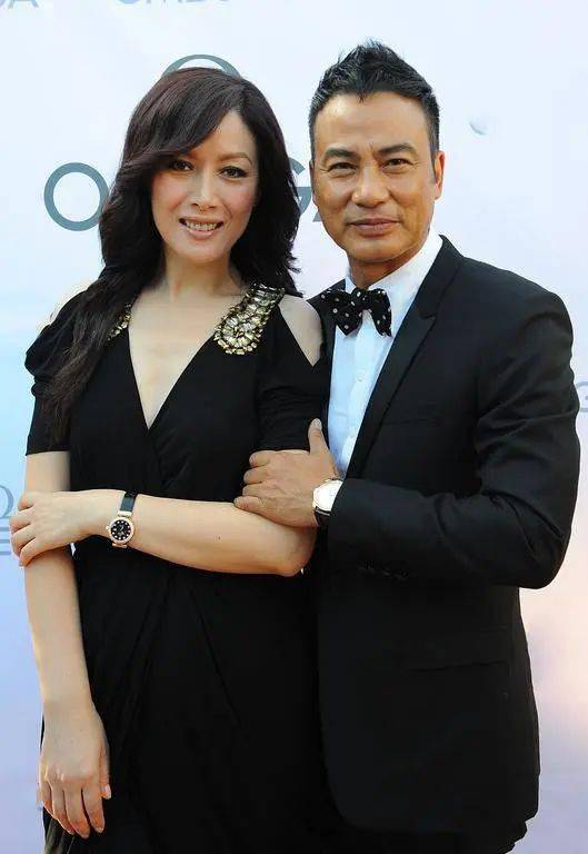 任达华眼光真不错妻子琦琦身材高挑有肉穿褶皱裙曲线也撩人