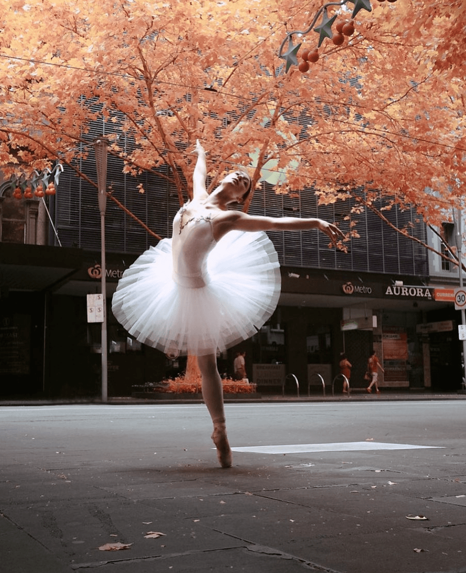 最近墨尔本华人被同一个在city的美女刷屏每次她一出现必然引起围观