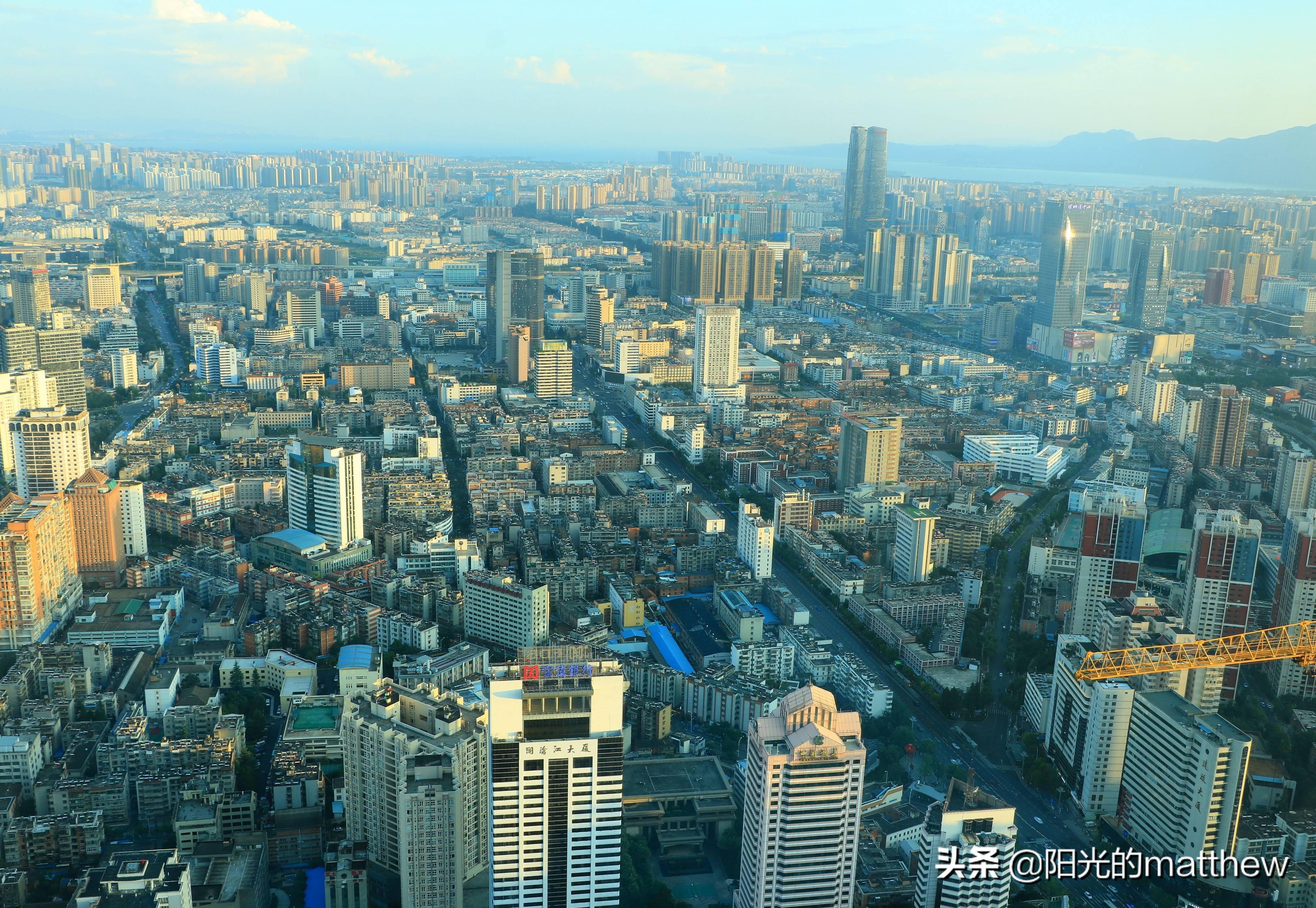 在昆明最高地标俯瞰城市风景,举目远眺城市风景美