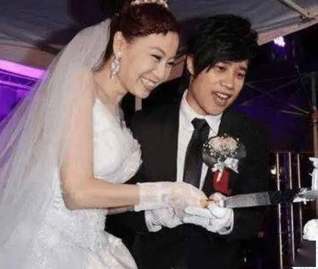 虽然之后与郑智雅宣布了离婚,但女儿的存在给了他积极面对病痛和未来