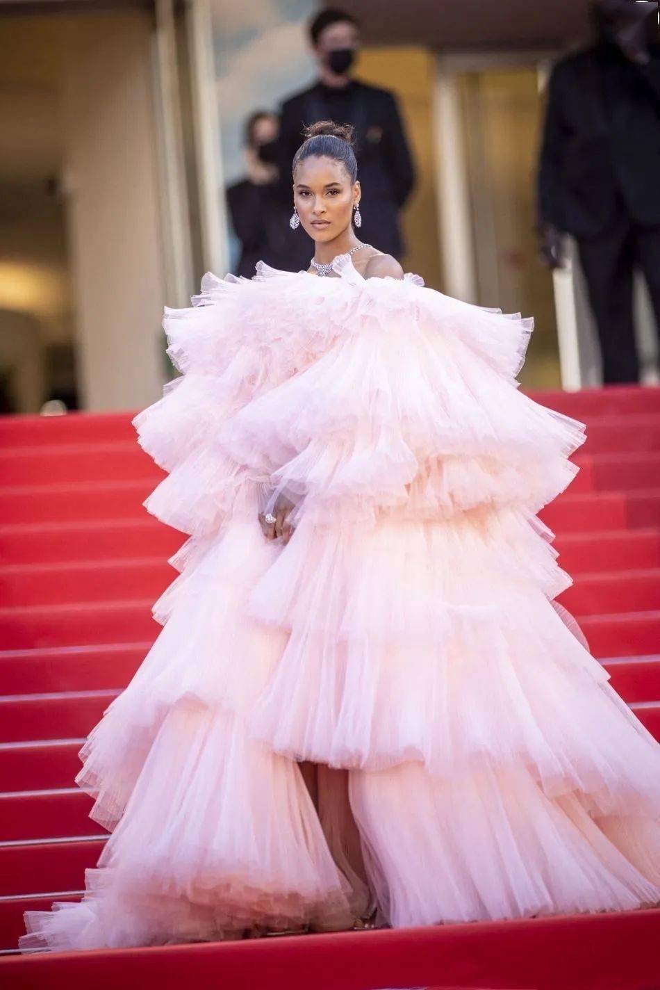 人美搞笑业务佳法国超模小仙女有多灵