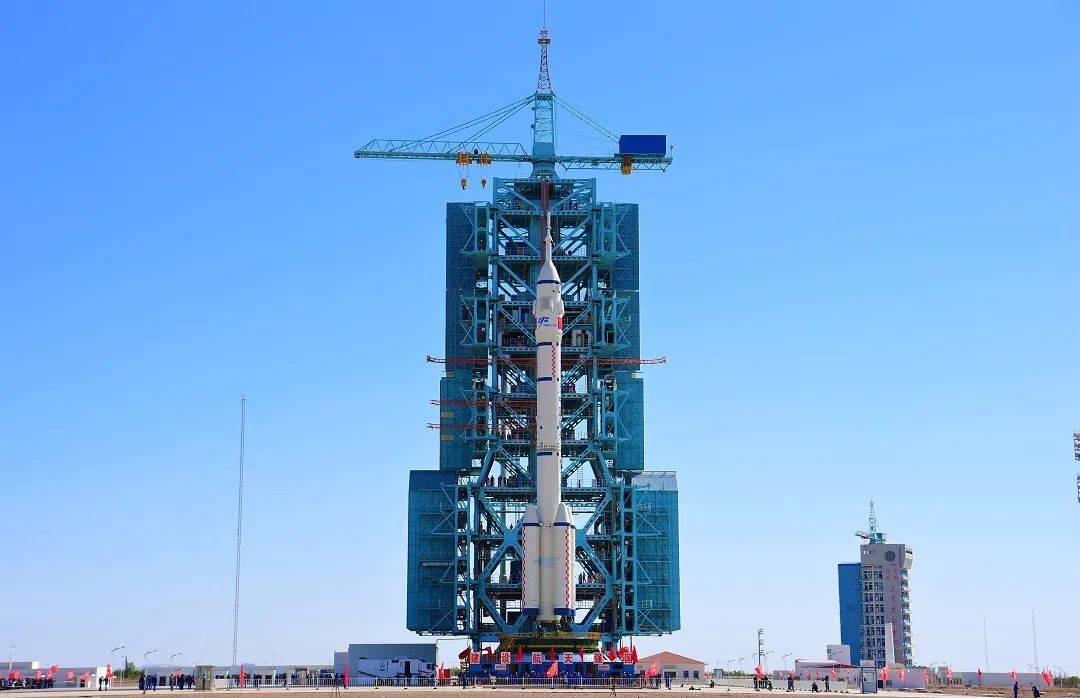 5月29日上午,在酒泉卫星发射中心载人航天发射场,托举着神舟十四号