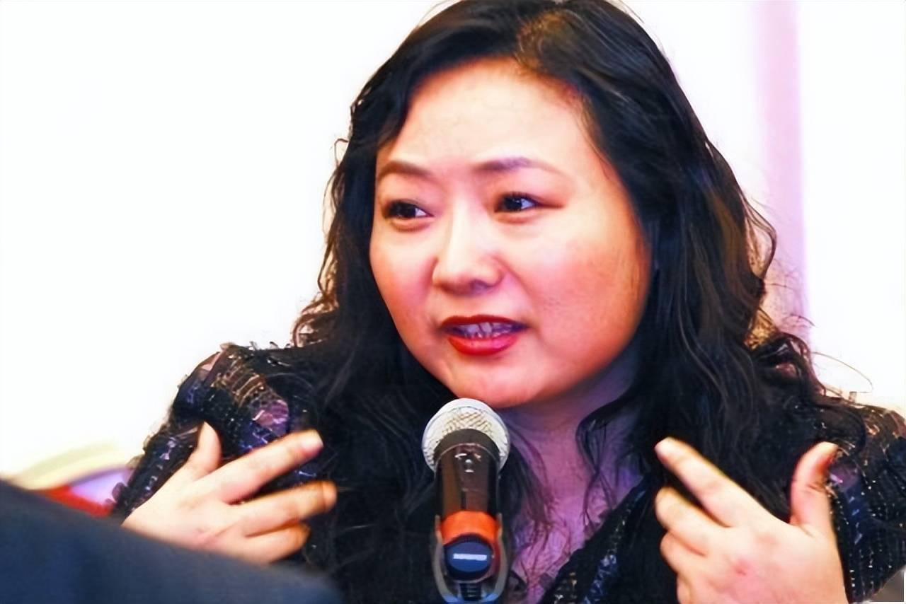中国最有钱的女房东,一月收租2个亿,分前夫200亿,给女儿500亿_吴亚军