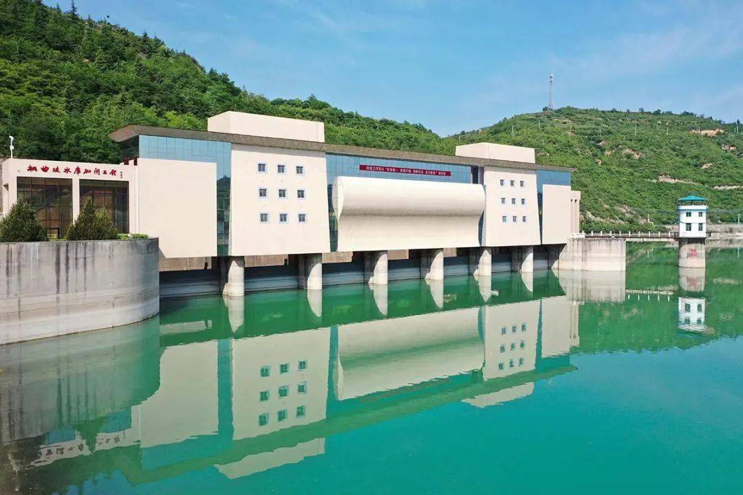 本次采风结束后,我突然感悟到,把桃曲坡水库,不能再叫锦阳湖了.