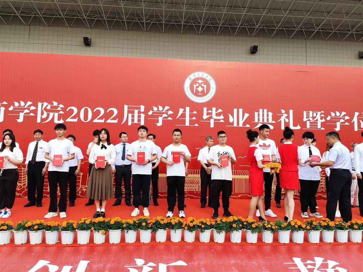 高校毕业典礼上校长暖心致辞感动学子