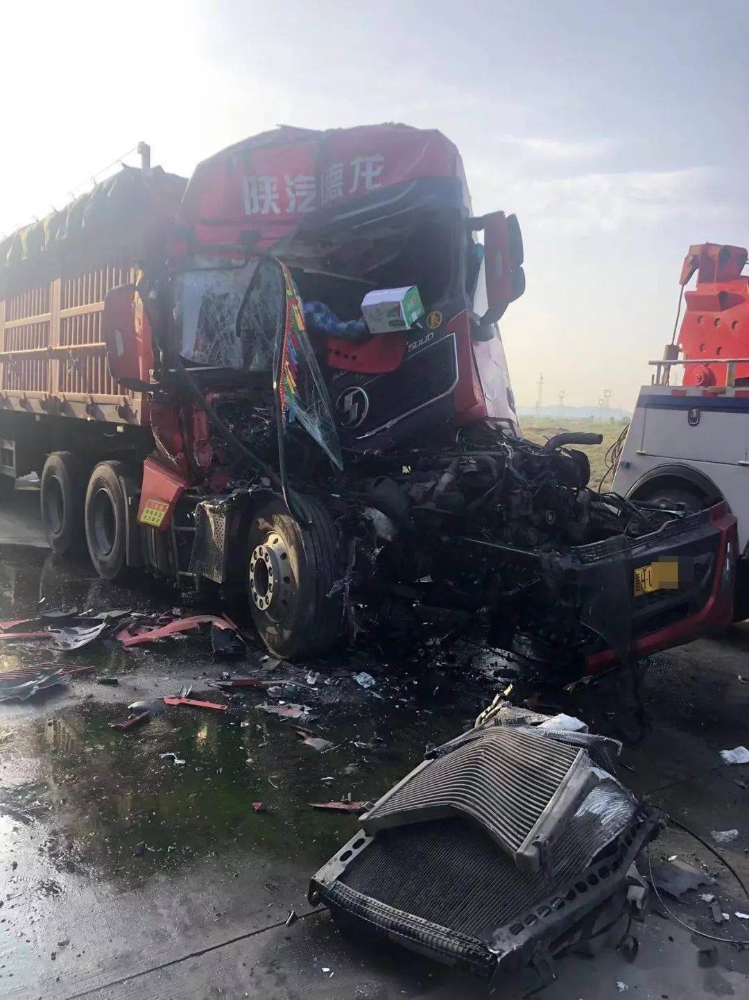 突发靖边男子往返跑长途追尾半挂车多图