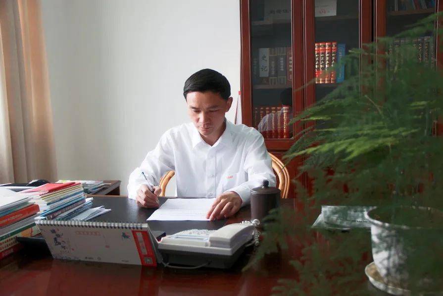 李鸿金笔耕不辍话人防奋楫笃行铺新章