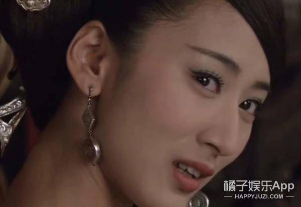 可能郭珍霓身上的媚气正是源于她自然又恰到好处的小表情吧