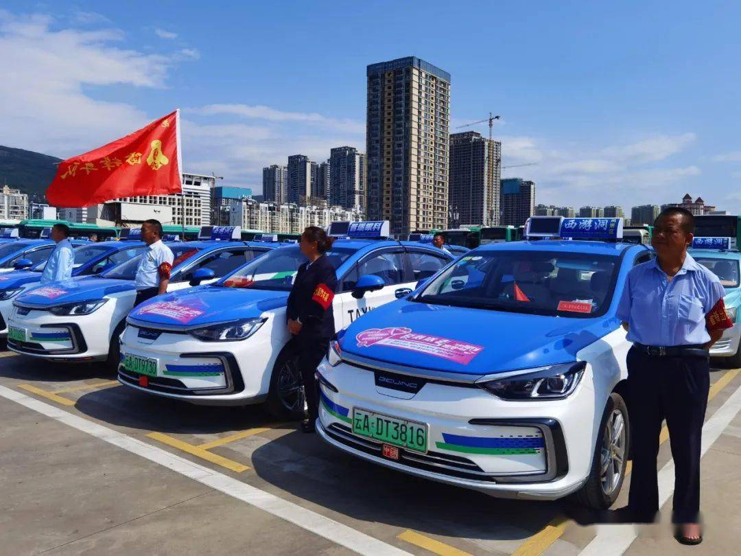 昆明街头再次出现这抹粉色_爱心_出租车_云南