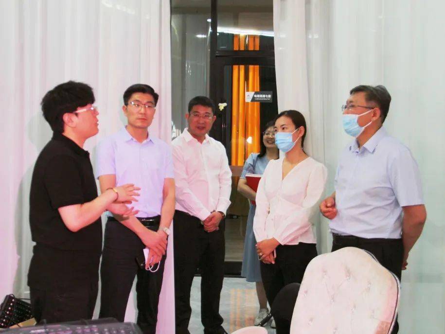 在红鹦鹉传媒公司,调研组一行了解了公司目前运营模式,青年创业就业