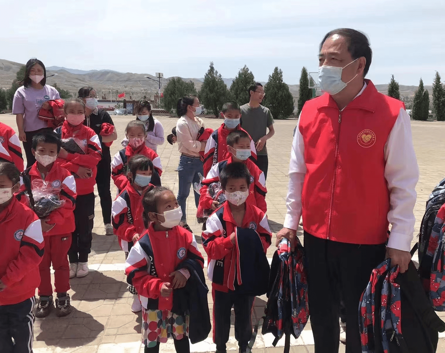 爱心浓浓送礼物 高高兴兴过六一_校服_大同市_生活