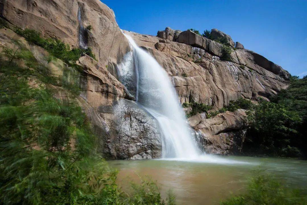 长寿之乡山东乳山岠嵎山之行看怪石嶙峋之奇观秀丽瀑布之美