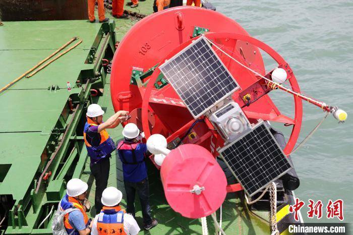 厦门港投放首个水中多功能智能航标高科技护航来往船舶