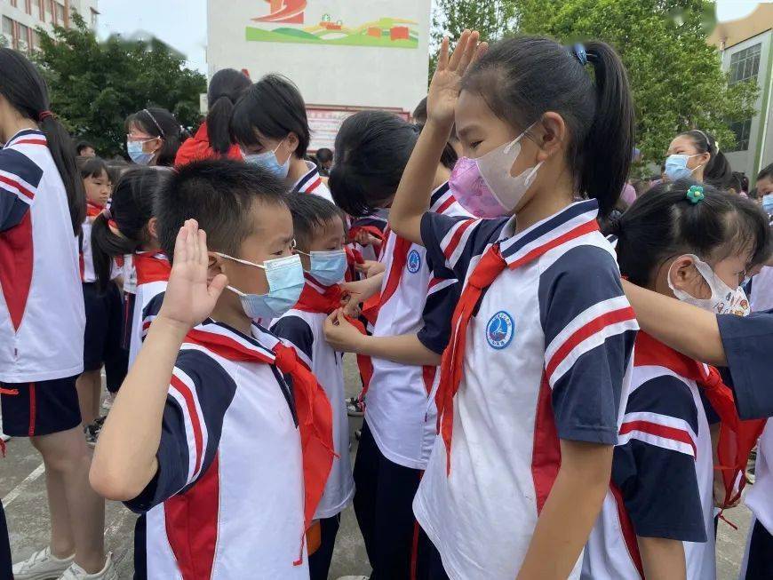 喜迎二十大争做好队员英德市大站镇中心小学举行2022年少先队新队员