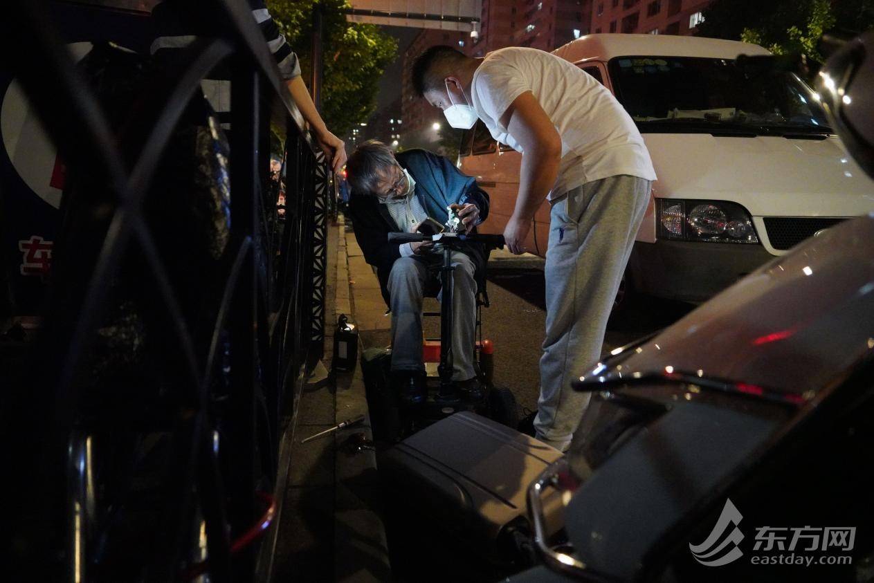 蔡黄浩 摄昏暗的路灯,精细的线路板,我们帮他们用手机打光的这段时间