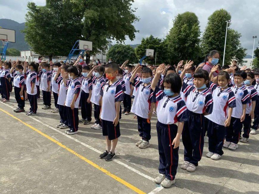 喜迎二十大争做好队员英德市大站镇中心小学举行2022年少先队新队员