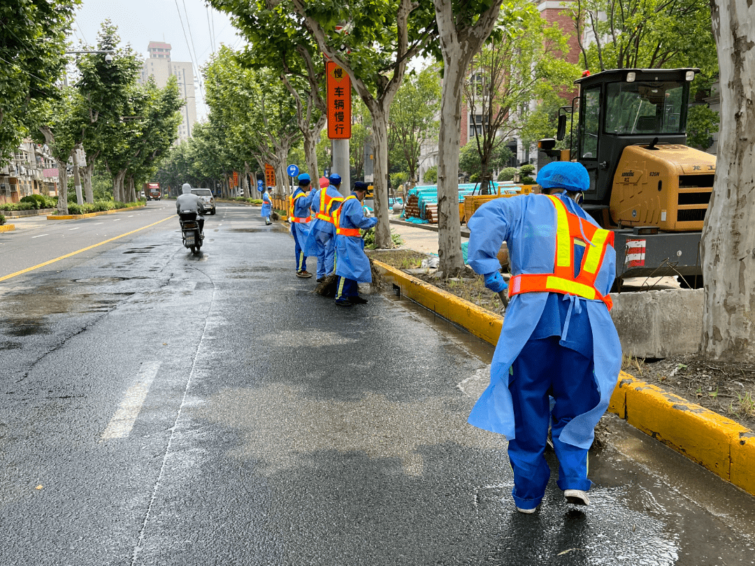 小型保潔設備2051輛,道路機械化保潔設備870輛,清掃道路7124條段,沖洗