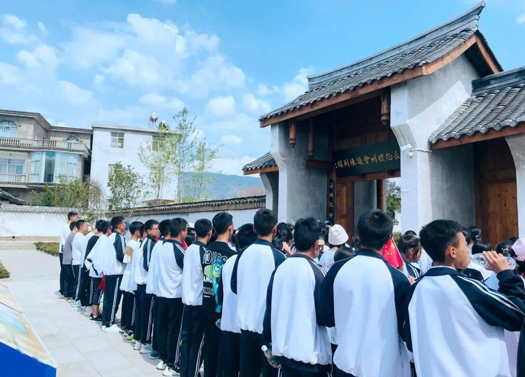 西昌钢钒从 2021至2023学年度,分别向凉山州民族中学,喜德中学捐赠60