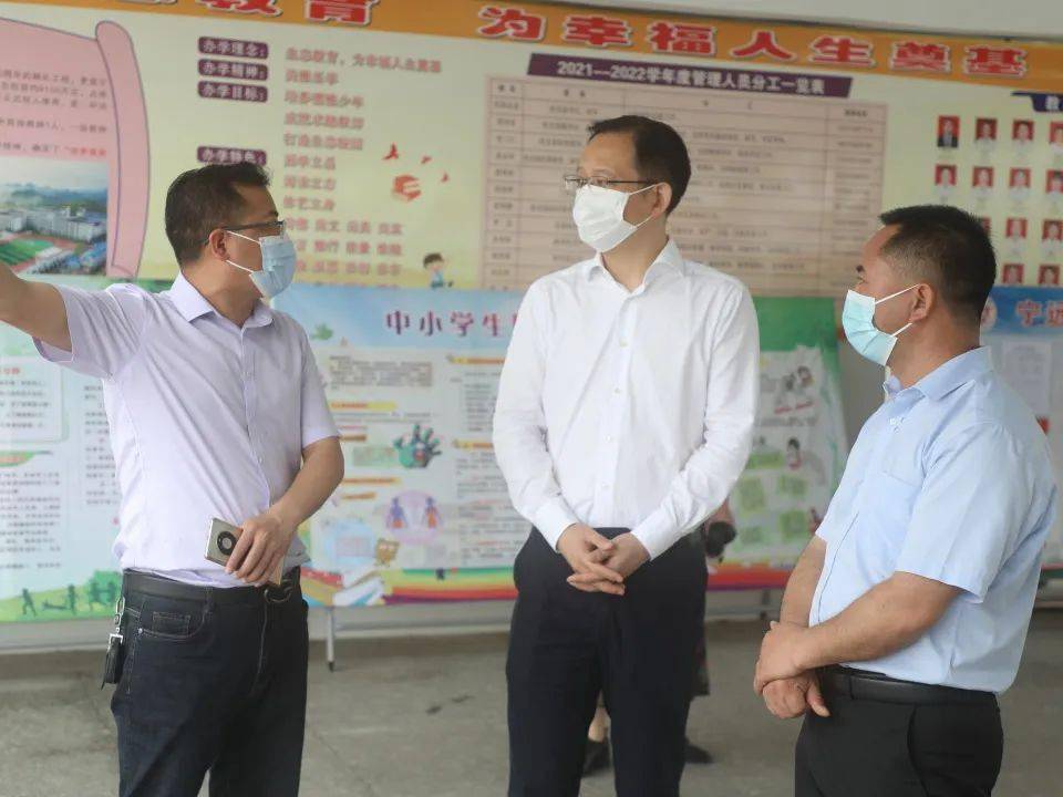 5月30日上午,在"六一"儿童节即将到来之际,县委副书记,县长毛政来到